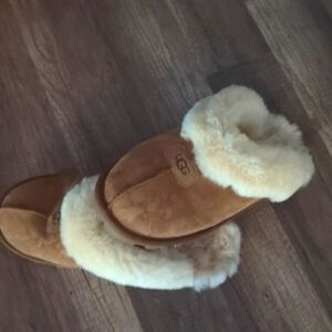 UGG scufette SIZE 8